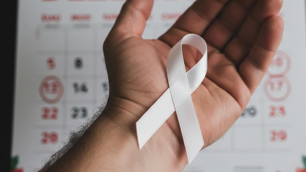 Enquanto uma única mulher tiver sua liberdade cerceada pelo medo, o laço branco seguirá sendo menos um símbolo e mais um lembrete incômodo de que a transformação ainda está em curso e depende de todos nós