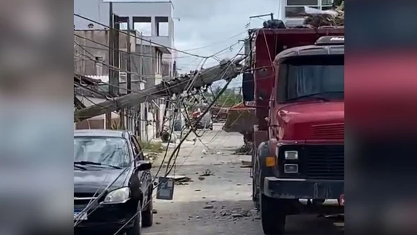 Caçamba do veículo bateu em dois postes, que caíram sobre a cabine do veículo, o que impediu que saíssem; resgate só ocorreu após o desligamento da rede elétrica