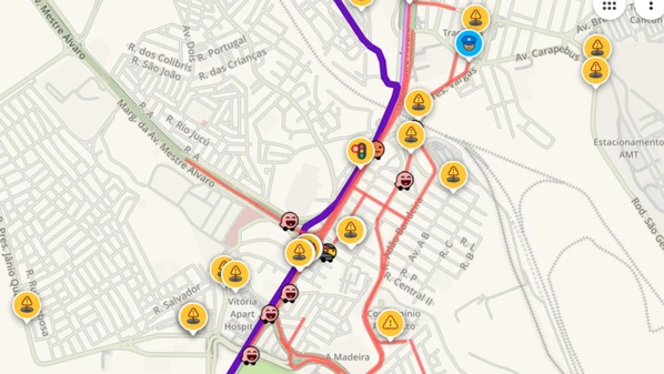Aplicativos de GPS e navegação indicam um acidente e um semáforo quebrado na via como causas da lentidão atípica para o horário