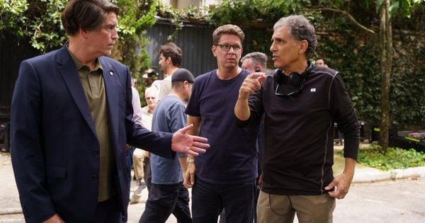 Cyrus Nowrasteh diz que 'Dark Horse', idealizado por bolsonaristas, deverá ser lançado em 2026, ano eleitoral, e promete um 'retrato complexo e honesto' do ex-presidente.