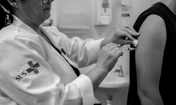 Aplicação de vacina contra a dengue