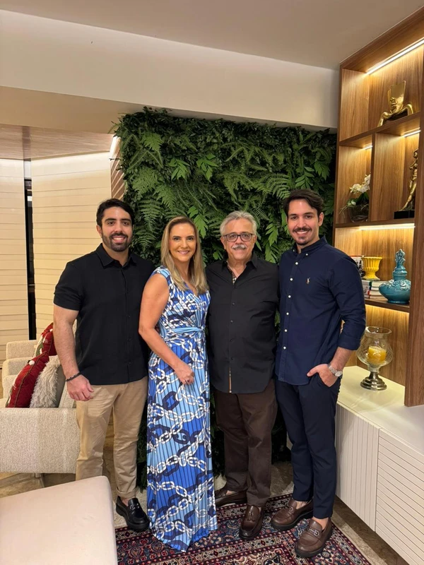 Ariosto Neto com os pais Ariosto Santos e Shirley Santos e seu irmão, Arthur Schwab Santos. 