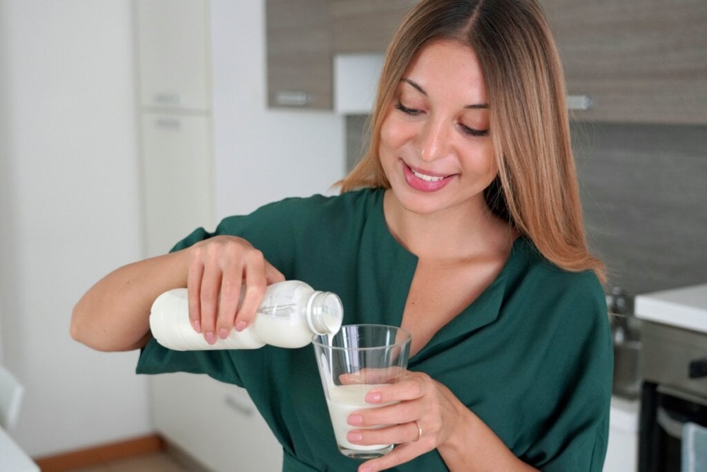 O kefir contém cálcio e vitaminas que contribuem para a saúde dos ossos e dos dentes (Imagem: Zigres | Shutterstock) 