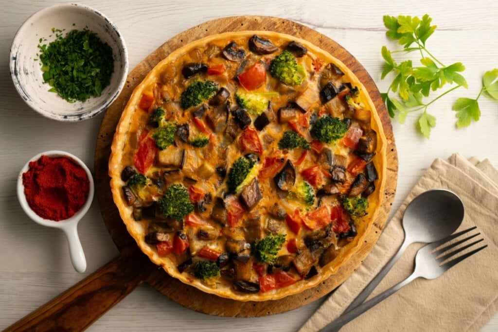 Quiche vegetariana de legumes (Imagem: Lecker Studio | Shutterstock)