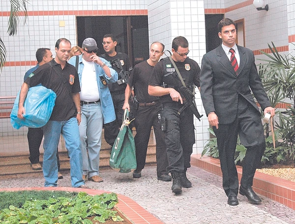 Policiais federais saindo com documentos apreendidos no apartamento onde mora o juiz federal Macário Júdice, no Edifício Costa Azurra, Praia do Canto