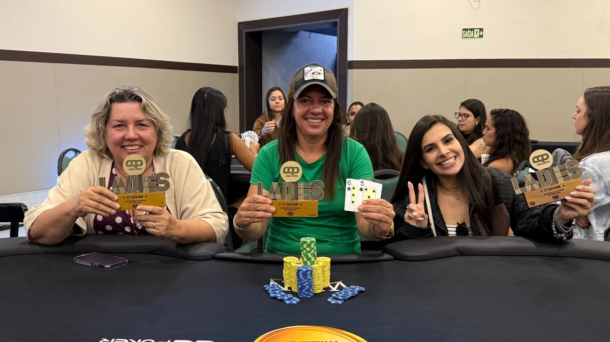 Renata Pereira Ferreira, ao centro (primeiro lugar), à direita Jamille Silva Amaral (segundo lugar) e a esquerda Ruth Kapitzky Dias (terceiro lugar)