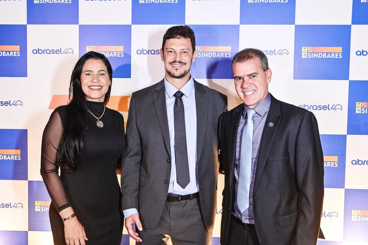  Andréa Duarte, com o presidente do Sindbares/ Abrasel ES, Rodrigo Vervloet, e o deputado estadual, Fábio Duarte.