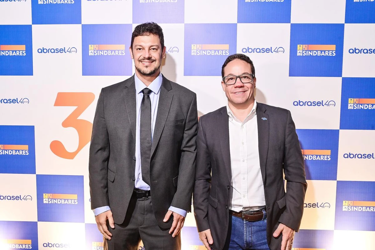  O presidente do Sindbares/ Abrasel ES, Rodrigo Vervloet, com o diretor técnico do Sebrae/ES, Eurípedes Pedrinha