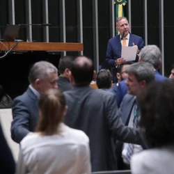 Votação na madrugada teve apoio do governo e do centrão para evitar corte de mais de R$ 20 bi no Orçamento de 2026; Congresso aproveitou o projeto para ampliar pagamento das emendas parlamentares