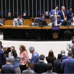Deputados decidem não poupar refrigerantes e derrubam limite para 'imposto do pecado';como já foi aprovado no Senado, texto segue para a sanção do presidente Lula (PT)