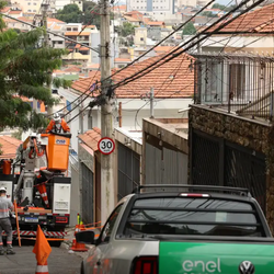 Enel SP disse ter chegado a mobilizar 1,8 mil equipes no ápice da crise; governador diz que equipe é insuficiente