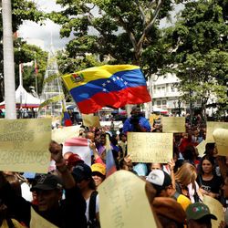 Em escalada que passou por ataques a barcos no Caribe e bloqueio de petroleiros, EUA aumentam pressão sobre governo de Maduro no país vizinho ao Brasil