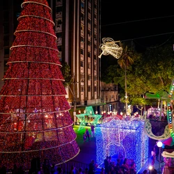 Diversos shoppings, comércio de rua e supermercados funcionarão em horário especial; setores essenciais estarão de plantão neste período