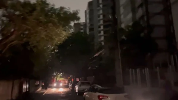 Ainda segundo os relatos, o problema tem sido frequente no último mês e moradores já se queixam da queima de eletrodomésticos em virtude do “vai e volta” da energia elétrica