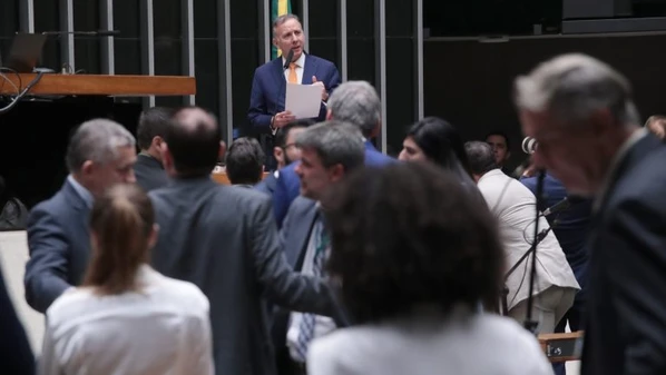 Votação na madrugada teve apoio do governo e do centrão para evitar corte de mais de R$ 20 bi no Orçamento de 2026; Congresso aproveitou o projeto para ampliar pagamento das emendas parlamentares