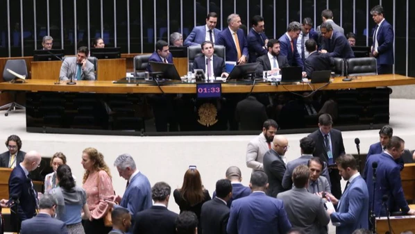 Deputados decidem não poupar refrigerantes e derrubam limite para 'imposto do pecado';como já foi aprovado no Senado, texto segue para a sanção do presidente Lula (PT)