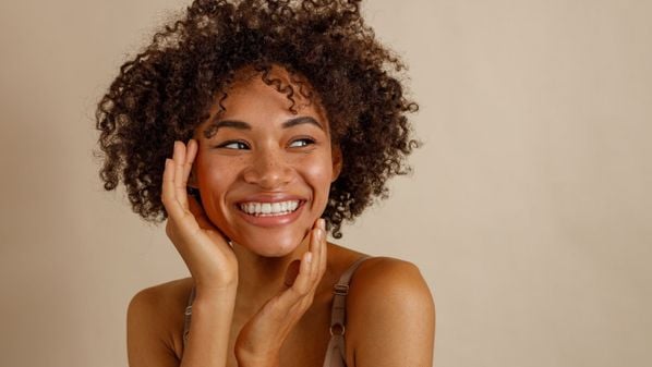 Especialista indica cuidados práticos que ajudam a manter o rosto radiante durante o ano todo