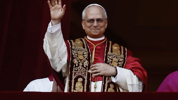 Revista americana destaca elegância clássica e escolha simbólica das vestes do pontífice