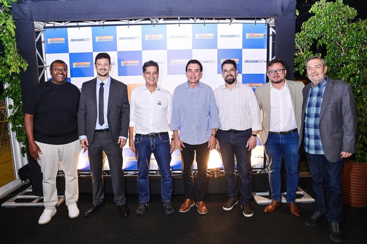 O representante do Sindbares em Guarapari, Marcelo Lourenço, com o presidente do Sindbares/ Abrasel ES, Rodrigo Vervloet,  o secretário de Estado da Casa Civil, Júnior Abreu, o secretário de Estado do Turismo, Victor Coelho, o conselheiro da Abrasel  Luciano dos Santos Reis e ex-presidente do Sindbares, Wilson Calil