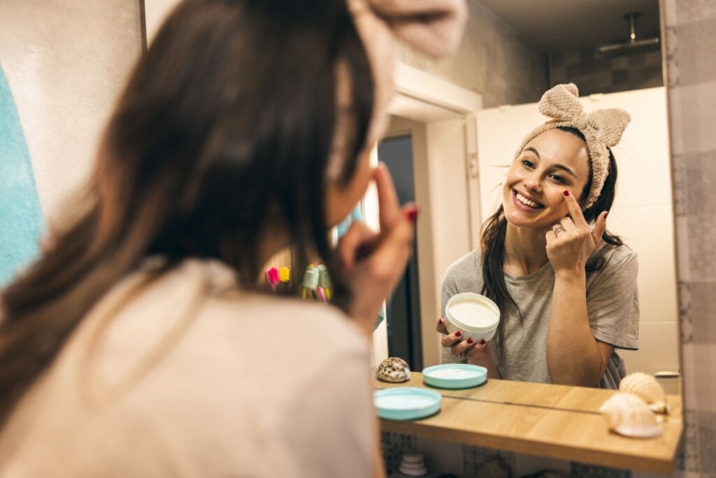 O uso contínuo de fórmulas com permeação inteligente melhora firmeza, luminosidade e uniformidade da pele (Imagem: MilanMarkovic78 | Shutterstock)