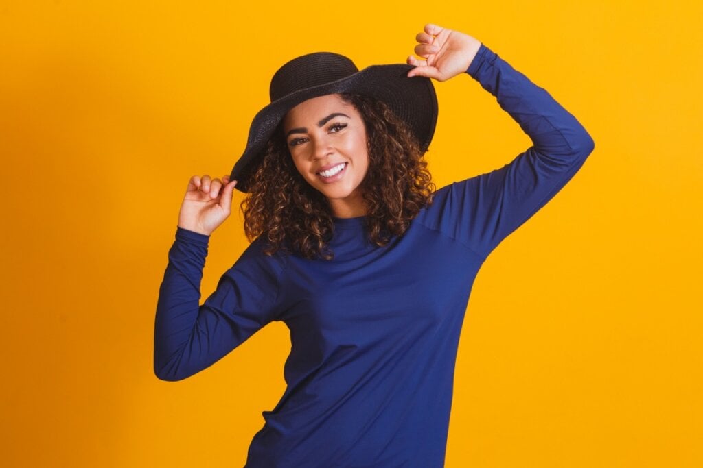 O uso de roupas e acessórios adequados também faz parte da proteção da pele (Imagem: Bernardo Emanuelle | Shutterstock) 