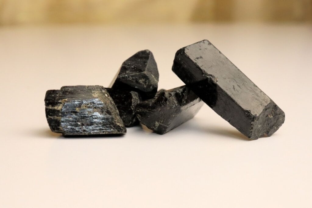 Os cristais como a turmalina negra podem ajudar na proteção contra negatividade e ansiedade (Imagem: Natalia Vasylieva | Shutterstock)