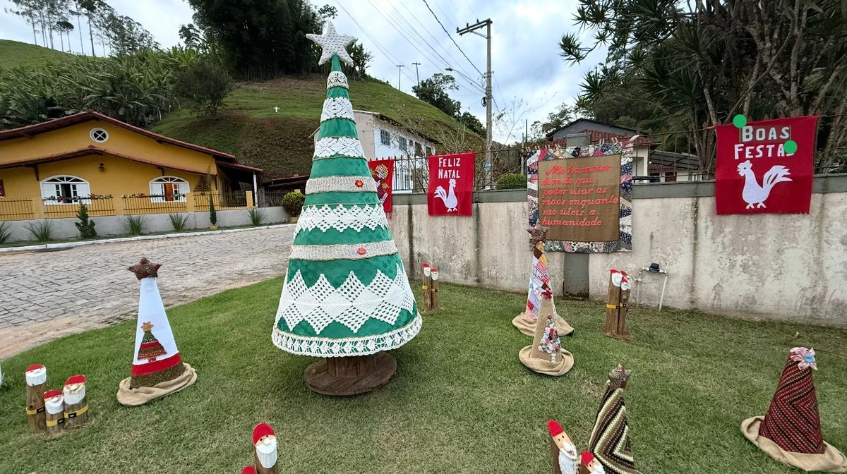 Em Matilde, cada residência assumiu o compromisso de enfeitar sua fachada e contribuir com a criação de ambientes natalinos nos espaços públicos da vila