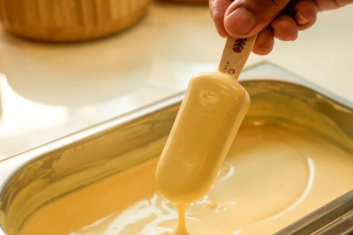 No "Picolé ao vivo", o doce é banhado em casquinha de chocolate branco ou ao leite Foto por Vitor Jubini