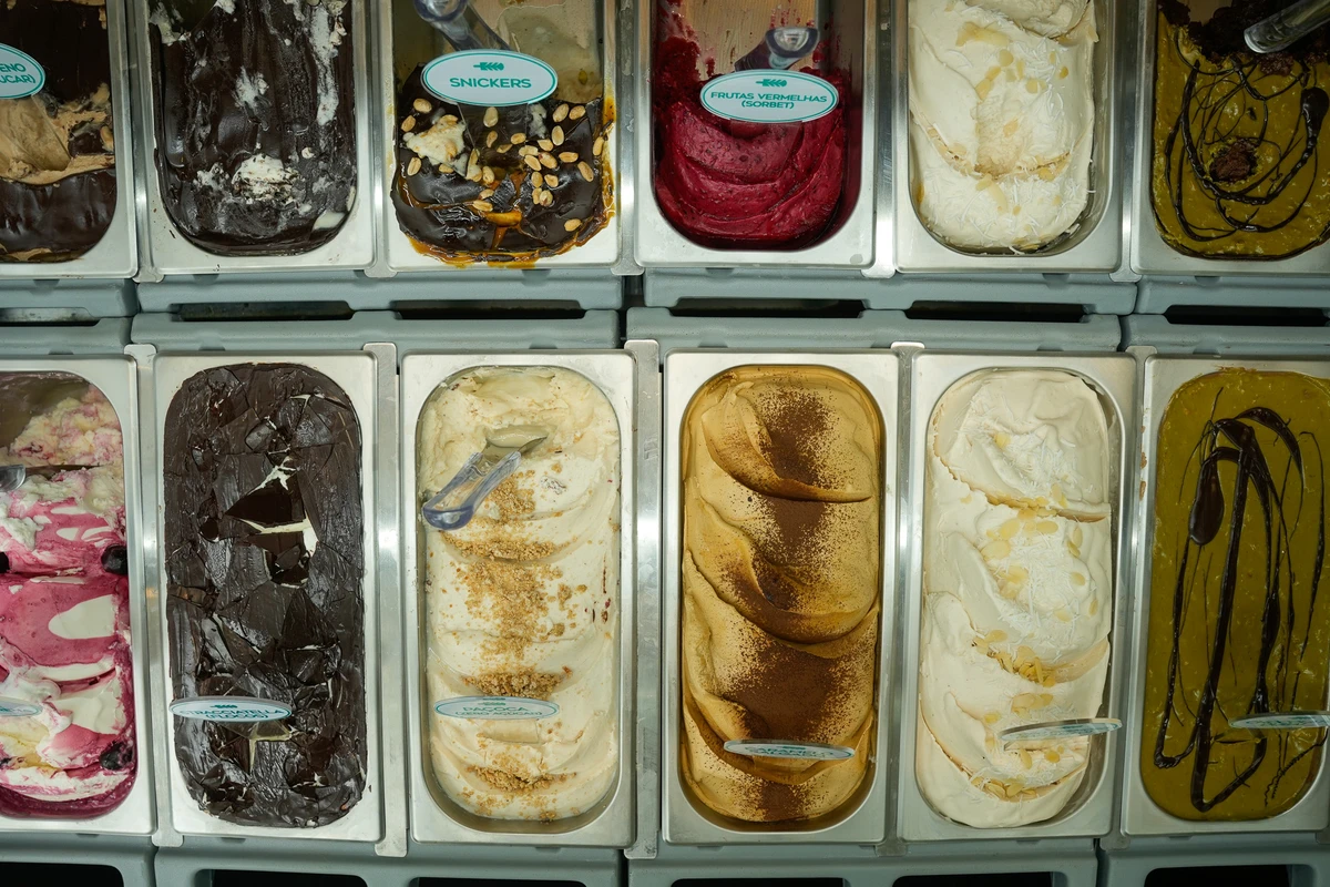 Vitrine comporta 16 sabores de gelato e sorbet Foto por Vitor Jubini
