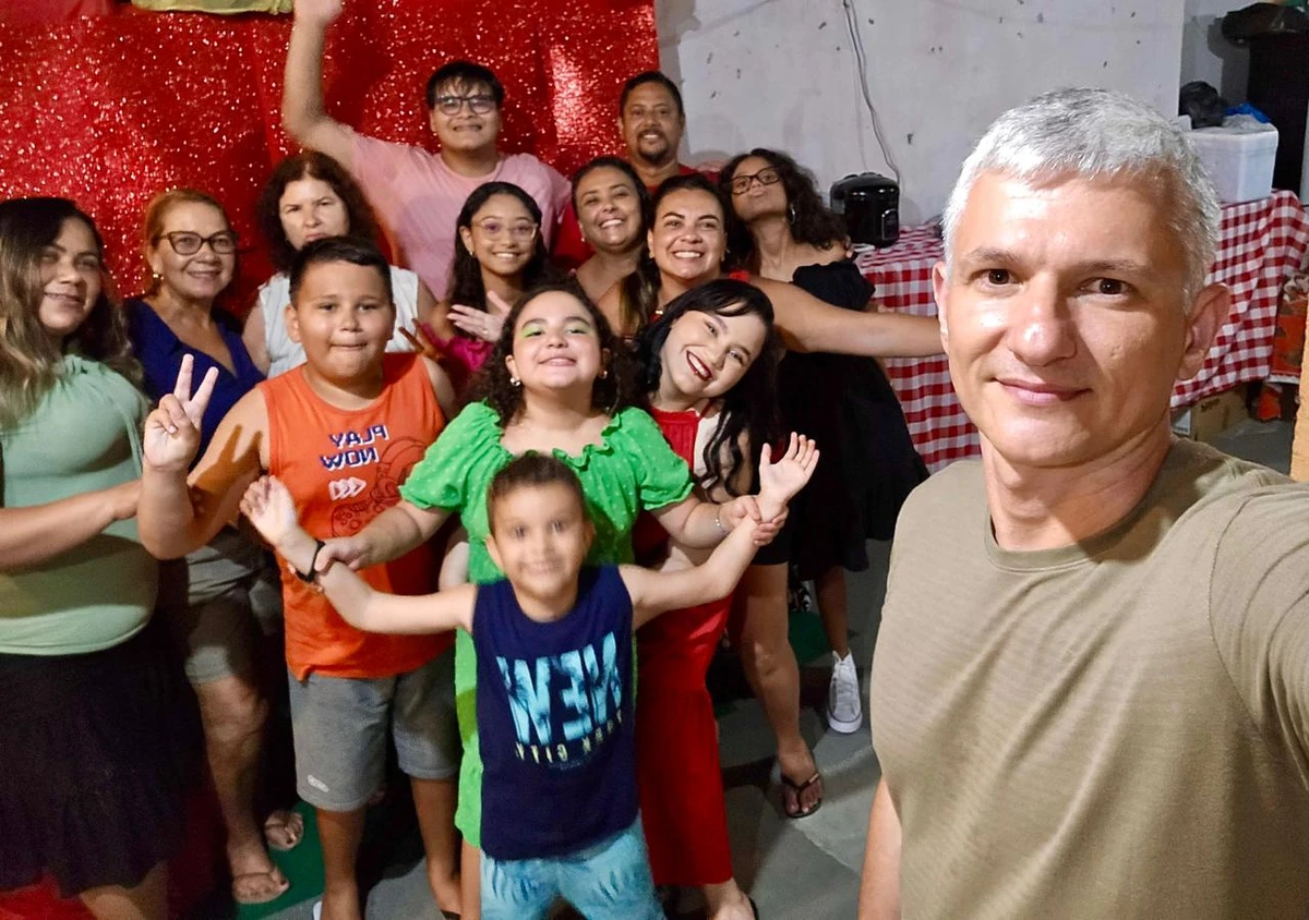 Ela celebra com a família sempre buscando brincadeiras e experiências novas para criar memórias afetivas. por Arquivo pessoal