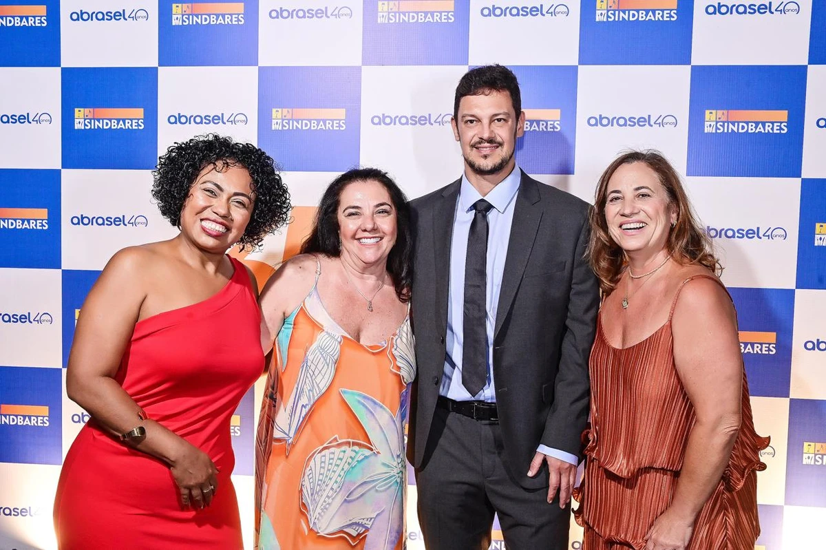 Joaquina dos Santos Gabriel, Maria Ester Malavaze, com o presidente da instituição, Rodrigo Vervloet, e Andrea Vieira Milholo. 
