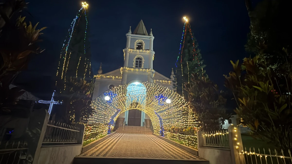 Microlâmpadas iluminam a Igreja Sagrada Família, distrito de Alfredo Chaves