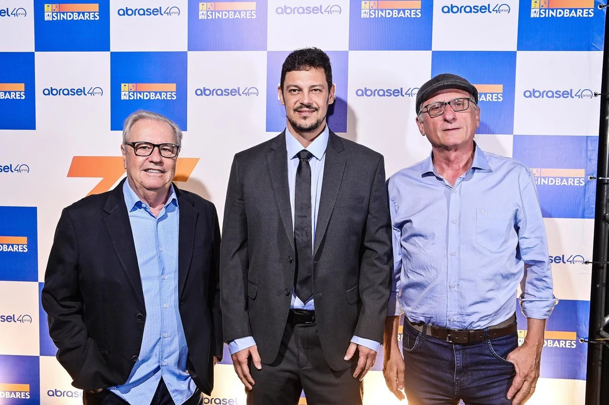 O diretor do Grupo Coroa, Ademar Bragato, com o presidente do Sindbares/ Abrasel ES, Rodrigo Vervloet, e o secretário executivo de turismo da Fecomércio, José Antônio Bof Buffon 