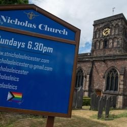 Jay Hulme foi perseguido e recebeu ameaças de uma pregadora da Igreja da Inglaterra que ele frequentava. E, quando denunciou o caso, o bispo local o acusou de bruxaria.