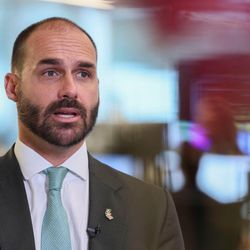 Filho do ex-presidente, que está nos Estados Unidos desde fevereiro, perde cargo por causa de faltas; inquérito aberto a pedido da PGR sobre atuação dele nos EUA segue em andamento