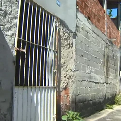 Segundo a corporação, homem estava com arma de uso restrito; vizinhos contaram que ele morava na região havia 20 anos