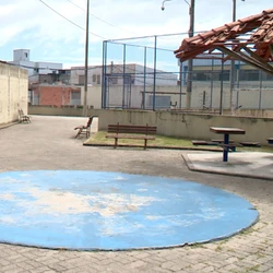 Criança foi atingida na perna e recebeu atendimento médico; caso aconteceu na última terça-feira (16)