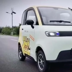 A empresa afirma que modelo será oferecido por pronta entrega e a proposta é atender consumidores que buscam uma alternativa mais confortável e segura do que scooters, mas ainda acessível