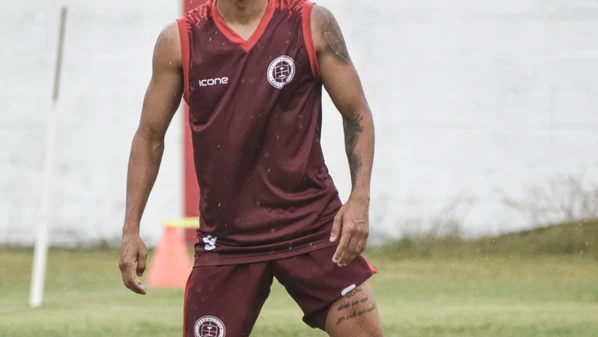 Centroavante marcou um gol e deu uma assistência contra o Vilavelhense