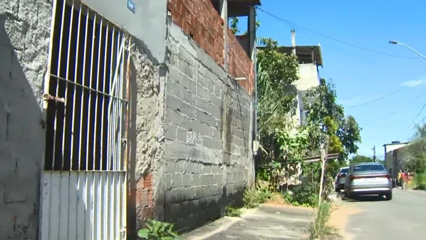 Segundo a corporação, homem estava com arma de uso restrito; vizinhos contaram que ele morava na região havia 20 anos