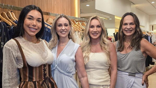 A empresária reuniu amigas e clientes para brunch natalino em sua La Basseti, nesta quarta-feira (17)