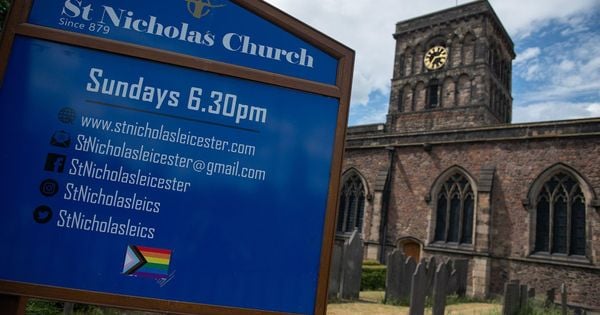 Jay Hulme foi perseguido e recebeu ameaças de uma pregadora da Igreja da Inglaterra que ele frequentava. E, quando denunciou o caso, o bispo local o acusou de bruxaria.