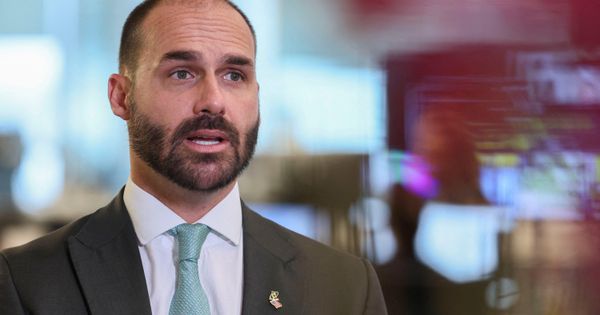 Filho do ex-presidente, que está nos Estados Unidos desde fevereiro, perde cargo por causa de faltas; inquérito aberto a pedido da PGR sobre atuação dele nos EUA segue em andamento