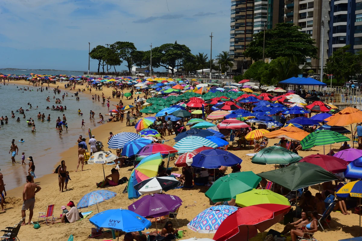 Banhistas na praia da Sereia, em Vila Velha; calor, verão