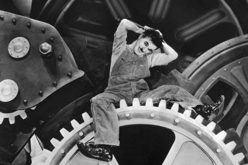“Tempos Modernos” retrata o ritmo acelerado do capitalismo e a mecanização das fábricas em um longa de 1936 dirigido por Charles Chaplin (Imagem: Reprodução digital | United Artists)
