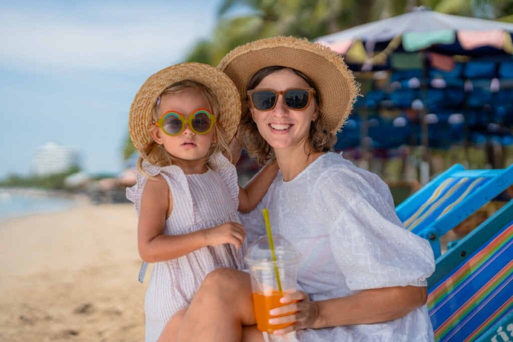 A proteção adequada dos olhos ajuda a reduzir os danos causados pela radiação solar (Imagem: A HIP A HUB STOCK | Shutterstock)