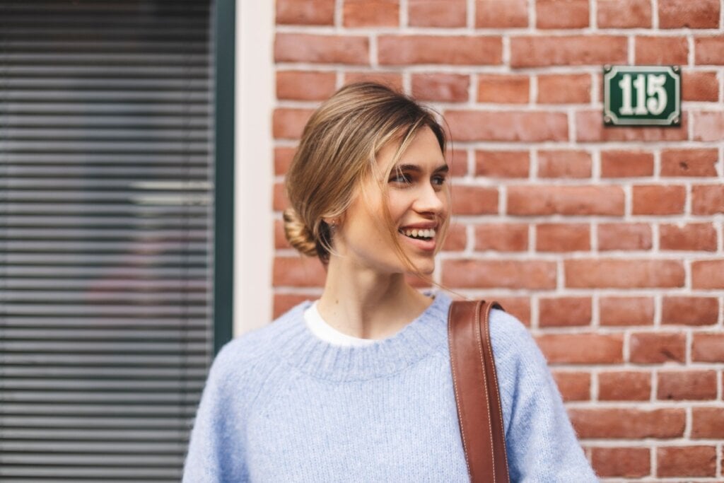 O coque descontruído é charmoso e funciona com qualquer tipo de cabelo (Imagem: Ekateryna Zubal | Shutterstock)