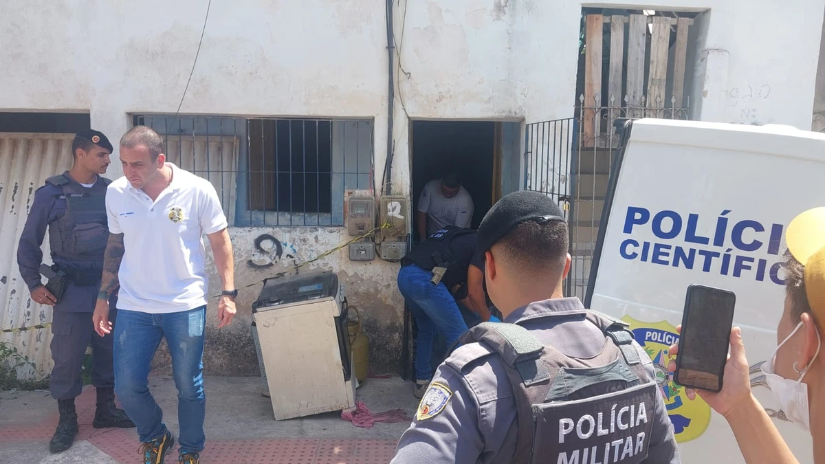 Equipes da Polícia Militar e da Polícia Científica trabalham no atendimento à ocorrência