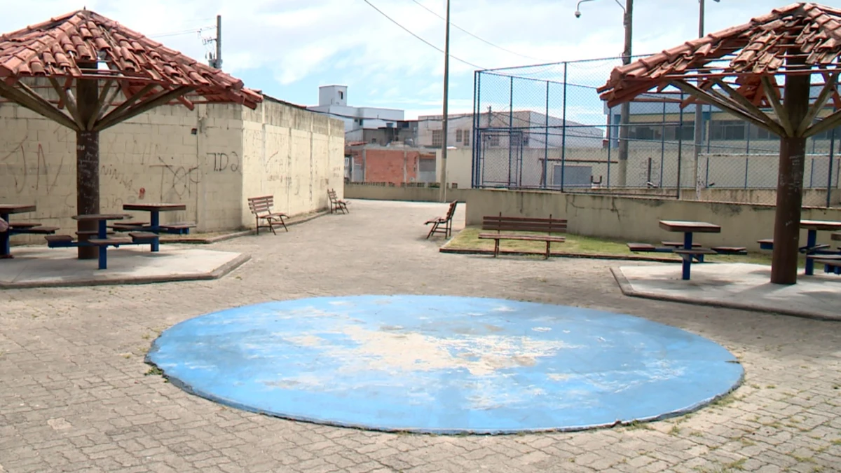 Menino de 11 anos é baleado enquanto brincava em praça de Linhares