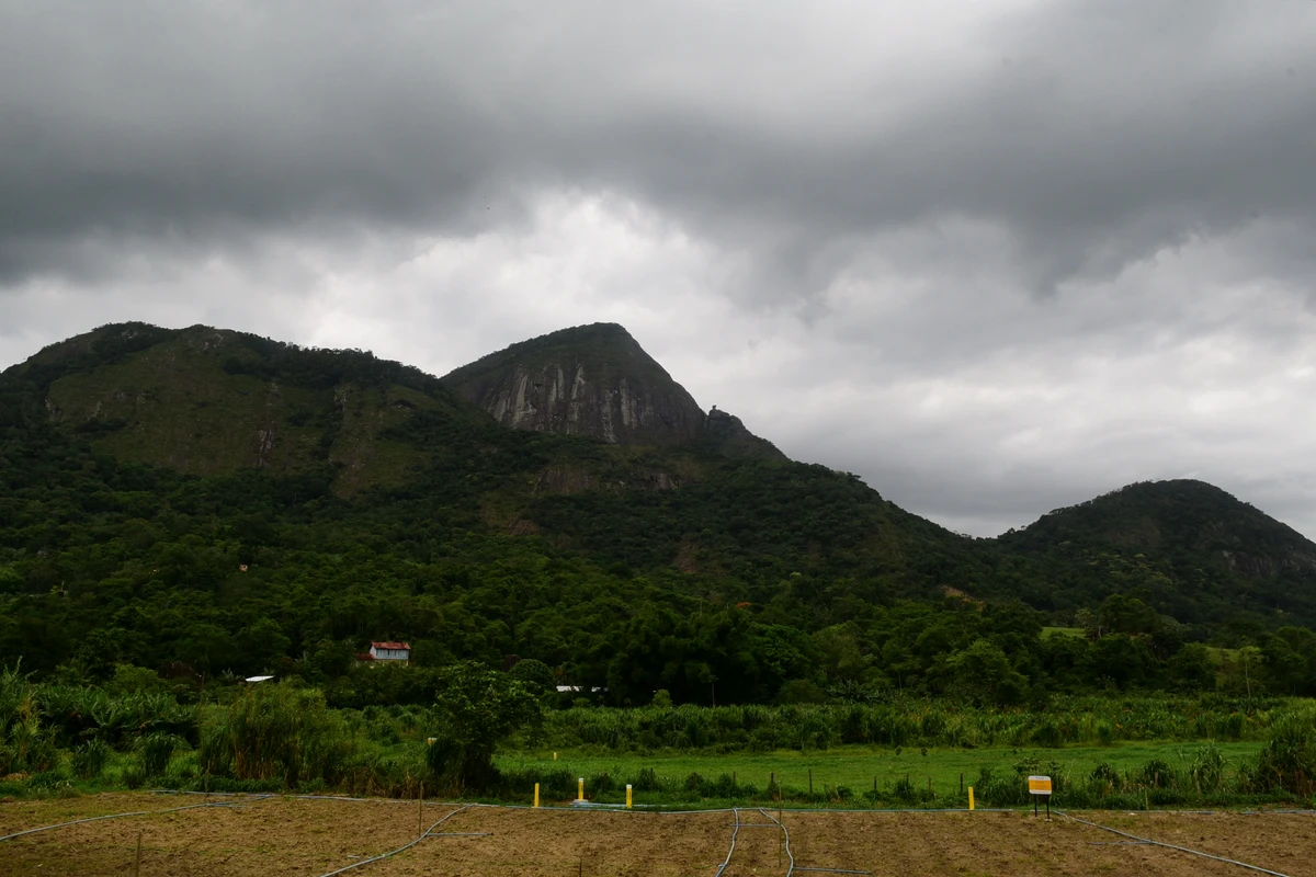 Àrea que faz parte do Parque Natural Municipal do Monte Mochuara, Cariacica. Não existe um portal que identifica o parque.   por Carlos Alberto Silva